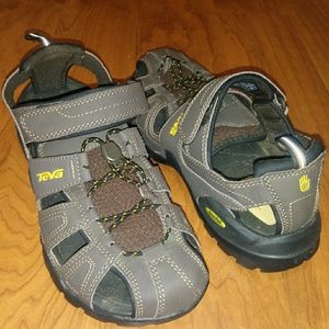 Teva close-toed hiking sandal size 8 NWOT